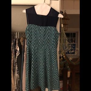 Small chevron print dress with mesh collar